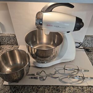 Sunbeam Mixmaster Heritage Series 2350 Stand Mixer w/Bowls Beaters & Dough Hooks